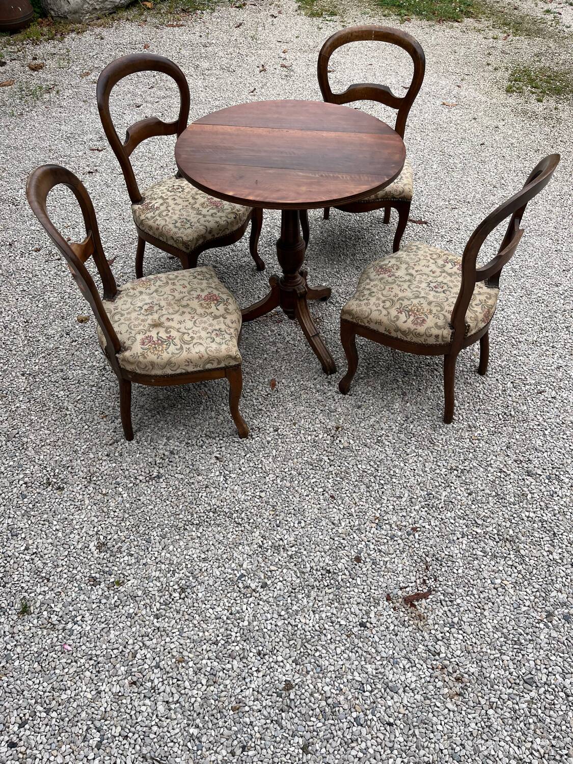Set of 4 walnut armchairs and table, 19th century