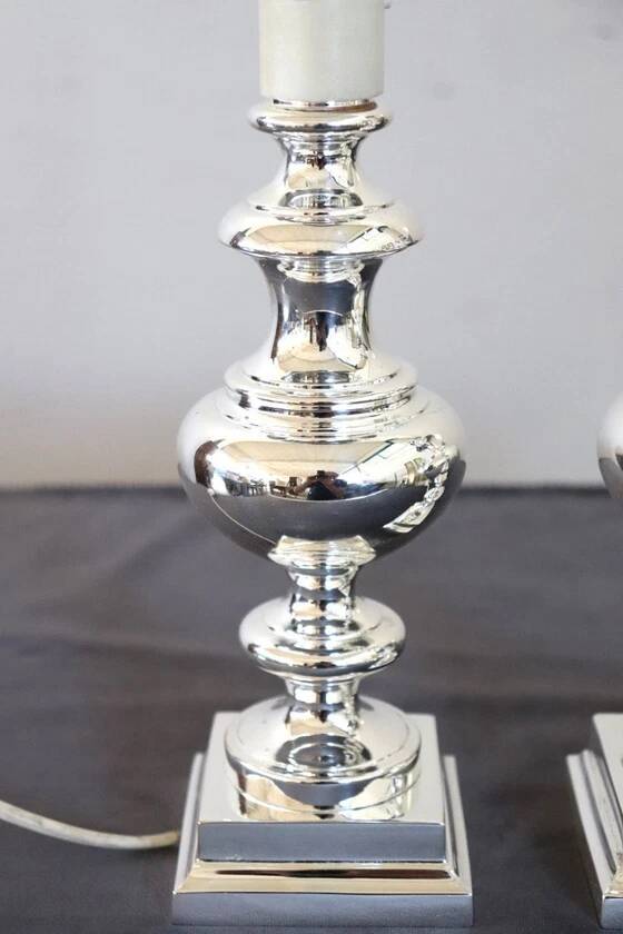 Élégante paire de lampes de chevet en métal argenté, Italie années 1970