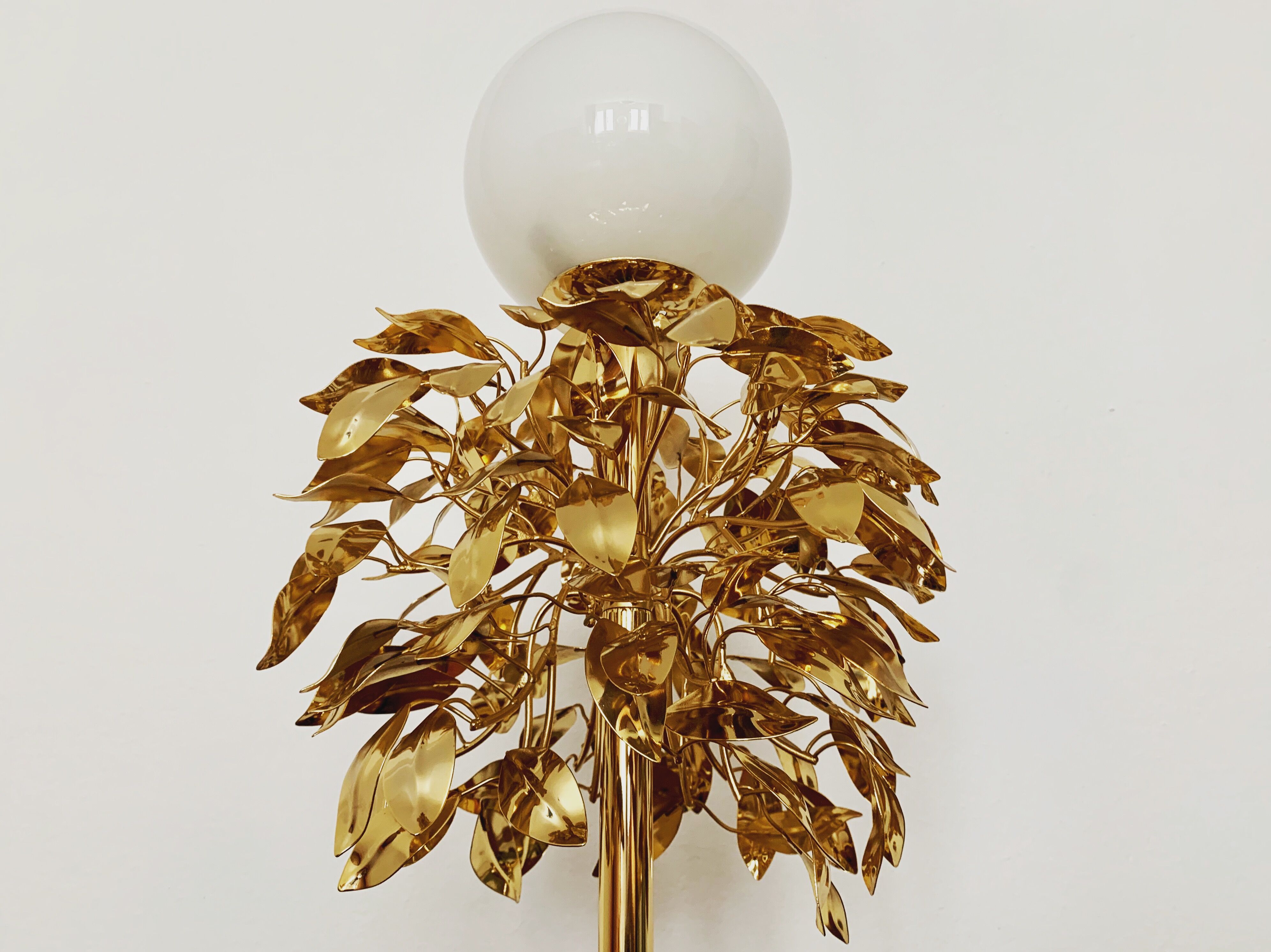 Gilded  italian Hollywood Regency bay leaf table lamp by Sergio Terzani