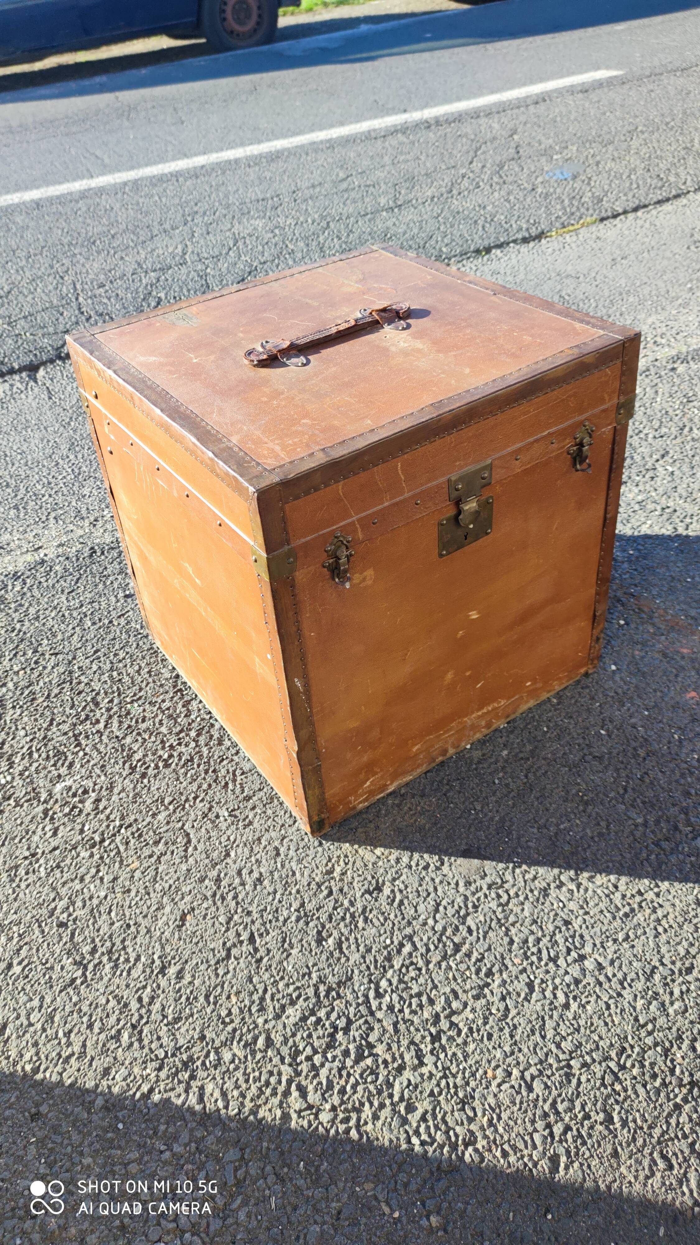 Malle de voyage en bois recouverte de moleskine vers 1900