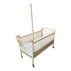 Lit bébé en rotin refait à neuf, avec flèche en chêne pour mobile