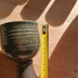 Tasses gobelets en grès sur pied originales signées.