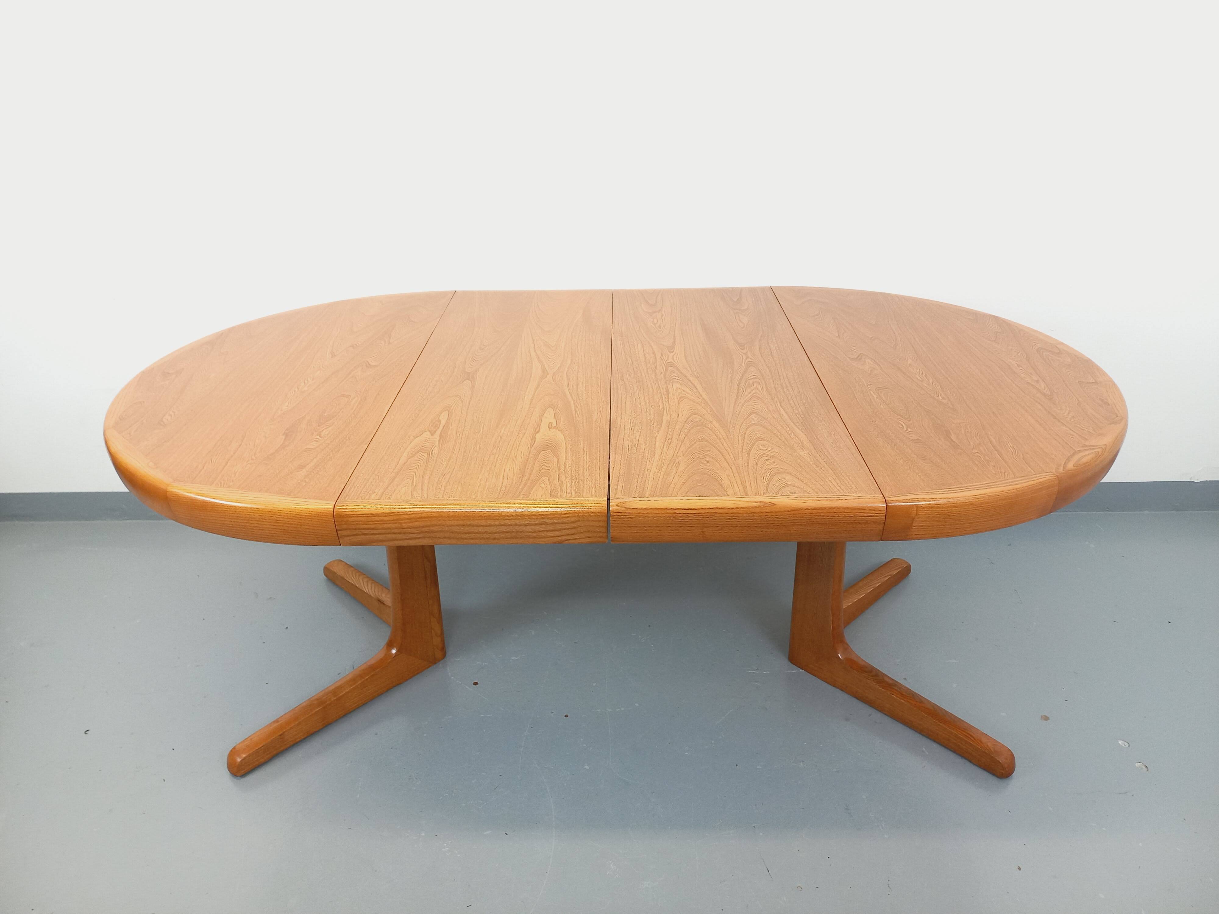 Vintage round dining table in Scandinavian style from the 60s and 70s in elm.