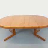 Vintage round dining table in Scandinavian style from the 60s and 70s in elm.