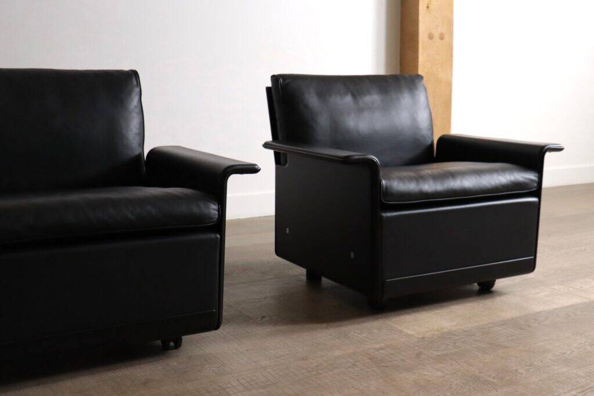 Pair of Dieter Rams Model 620 lounge chairs black leather for Vitsoe 1980s