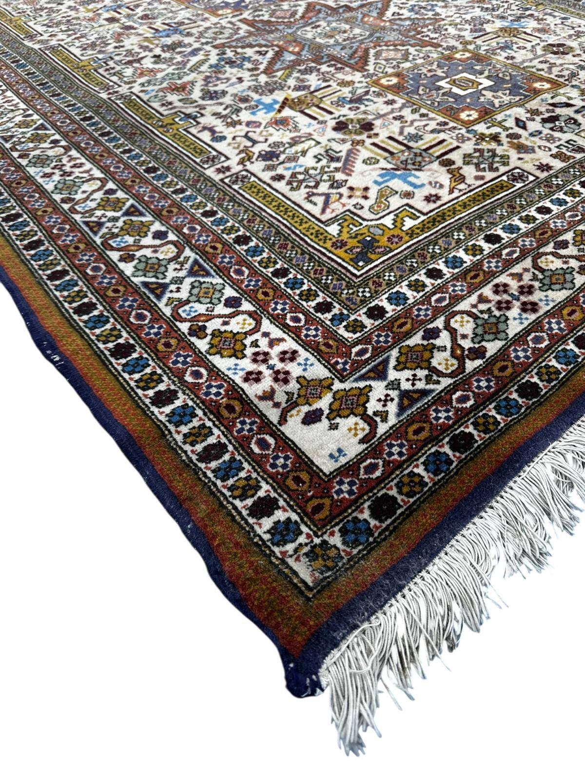 Handmade Persian carpet 270cm x 170cm