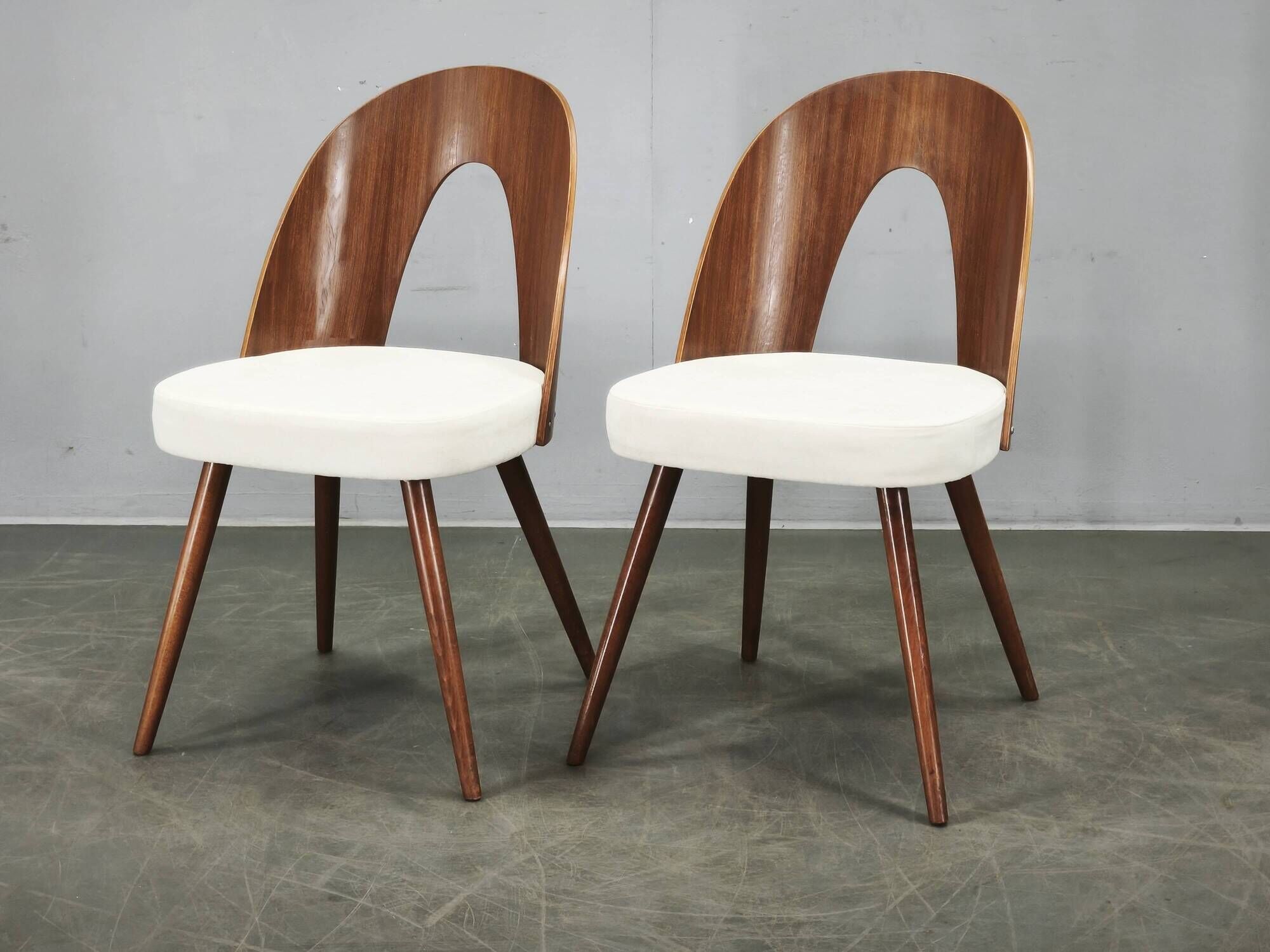 Ensemble de quatre chaises restaurées d'Antonin Suman des années 1960.