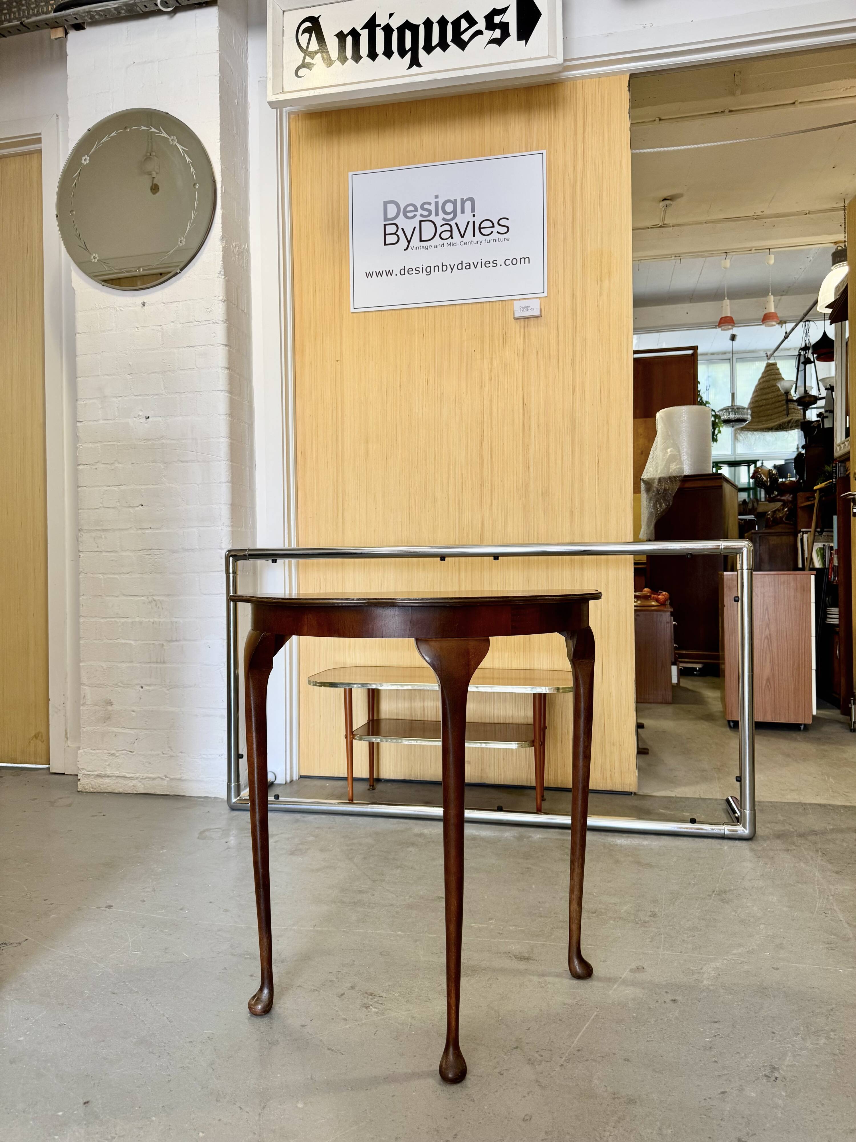 Table d'appoint demi-lune vintage avec garniture en laiton