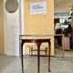 Table d'appoint demi-lune vintage avec garniture en laiton