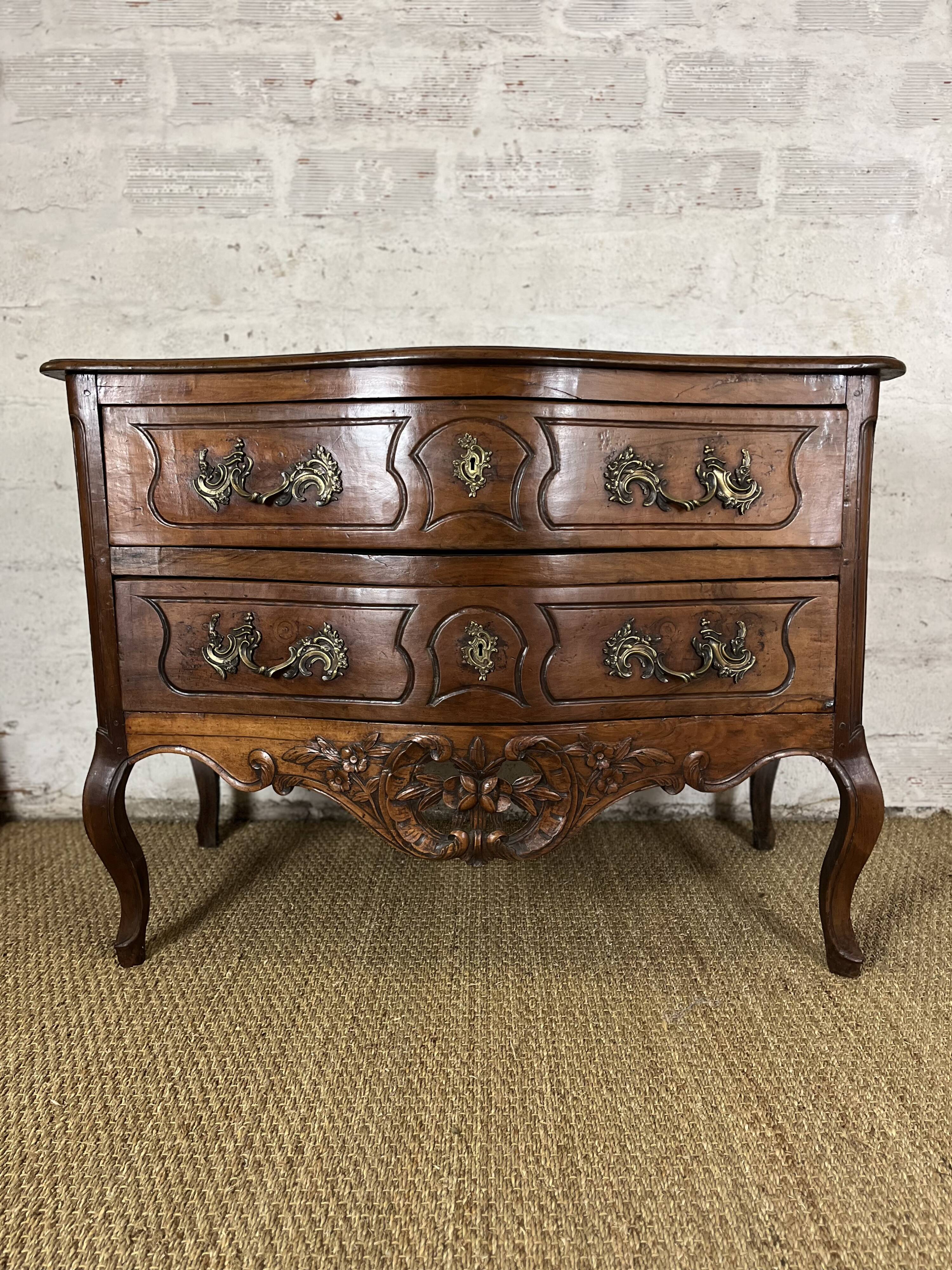 Provencal chest of drawers from the 18th century in walnut in good condition
