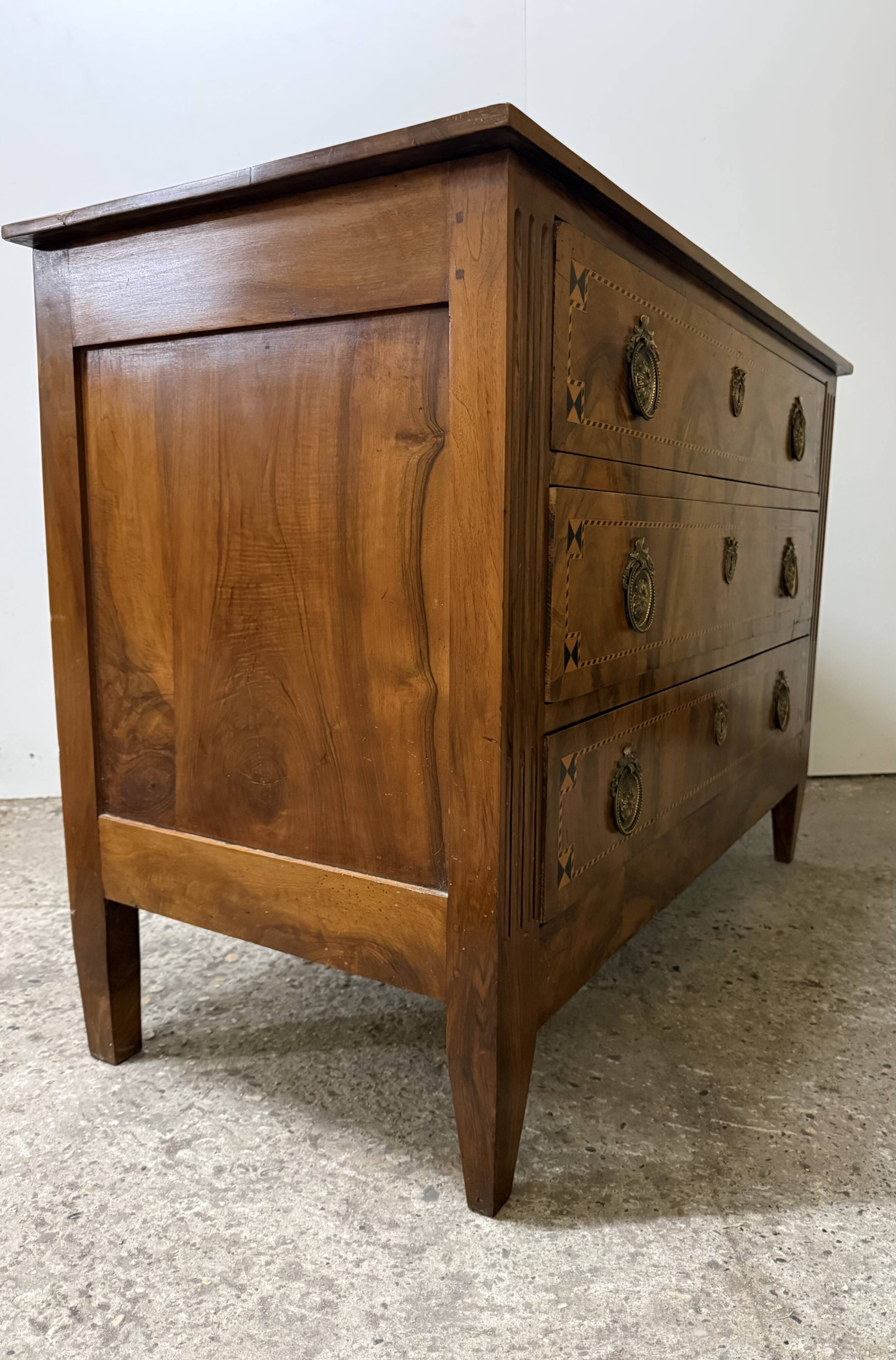 Commode en noyer de style Louis XVI