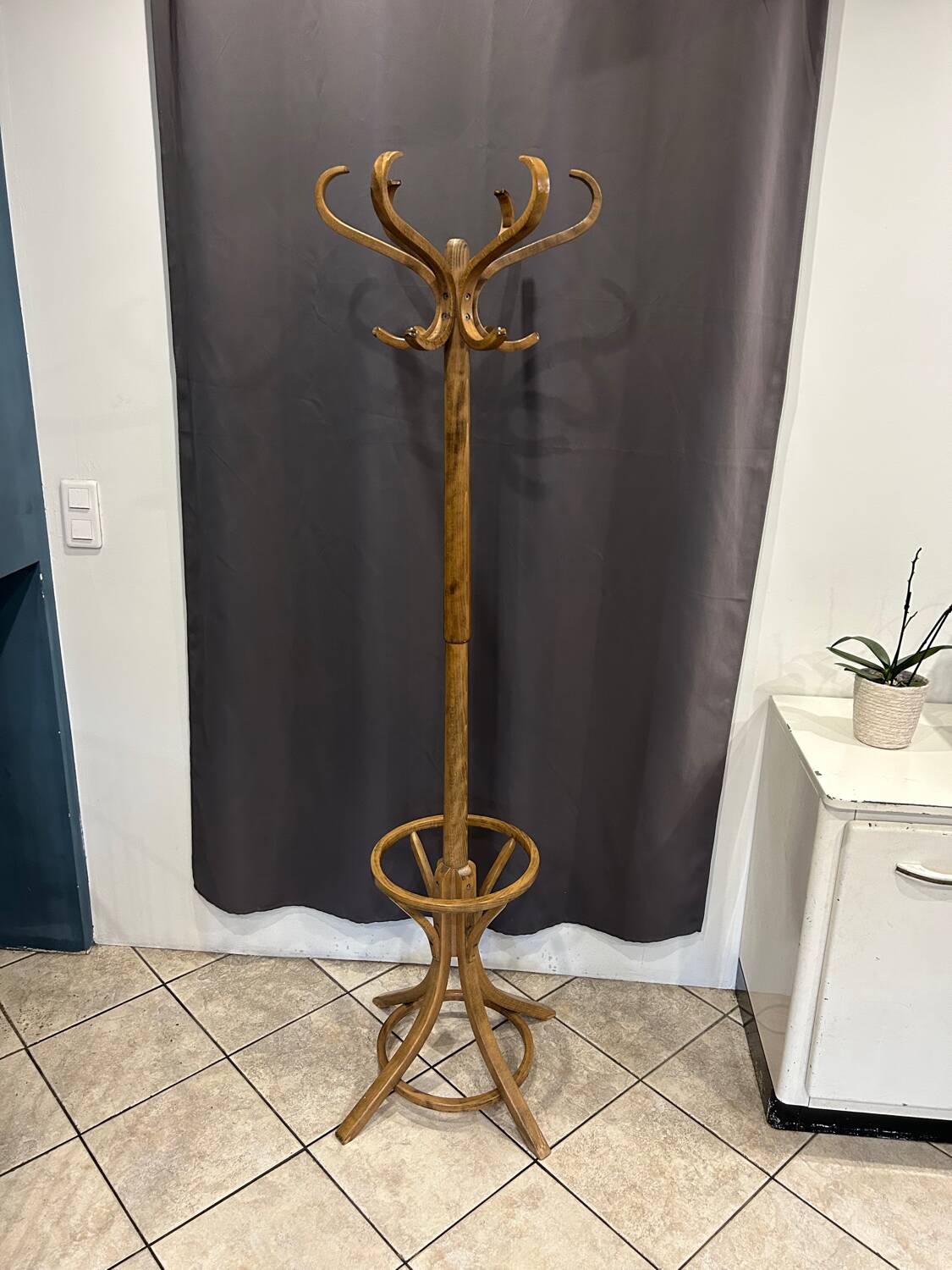Baumann style 1960 swivel parrot coat rack in curved wood