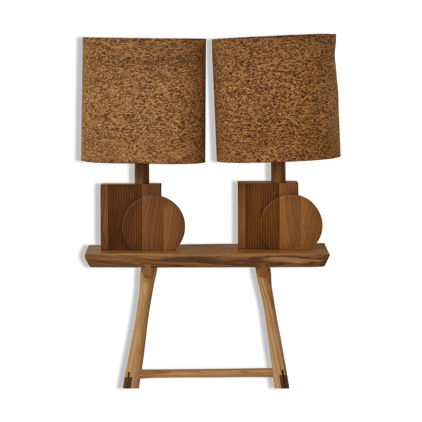 Paire de lampes artisanales en chêne massif et abat-jour en liège, circa 1970