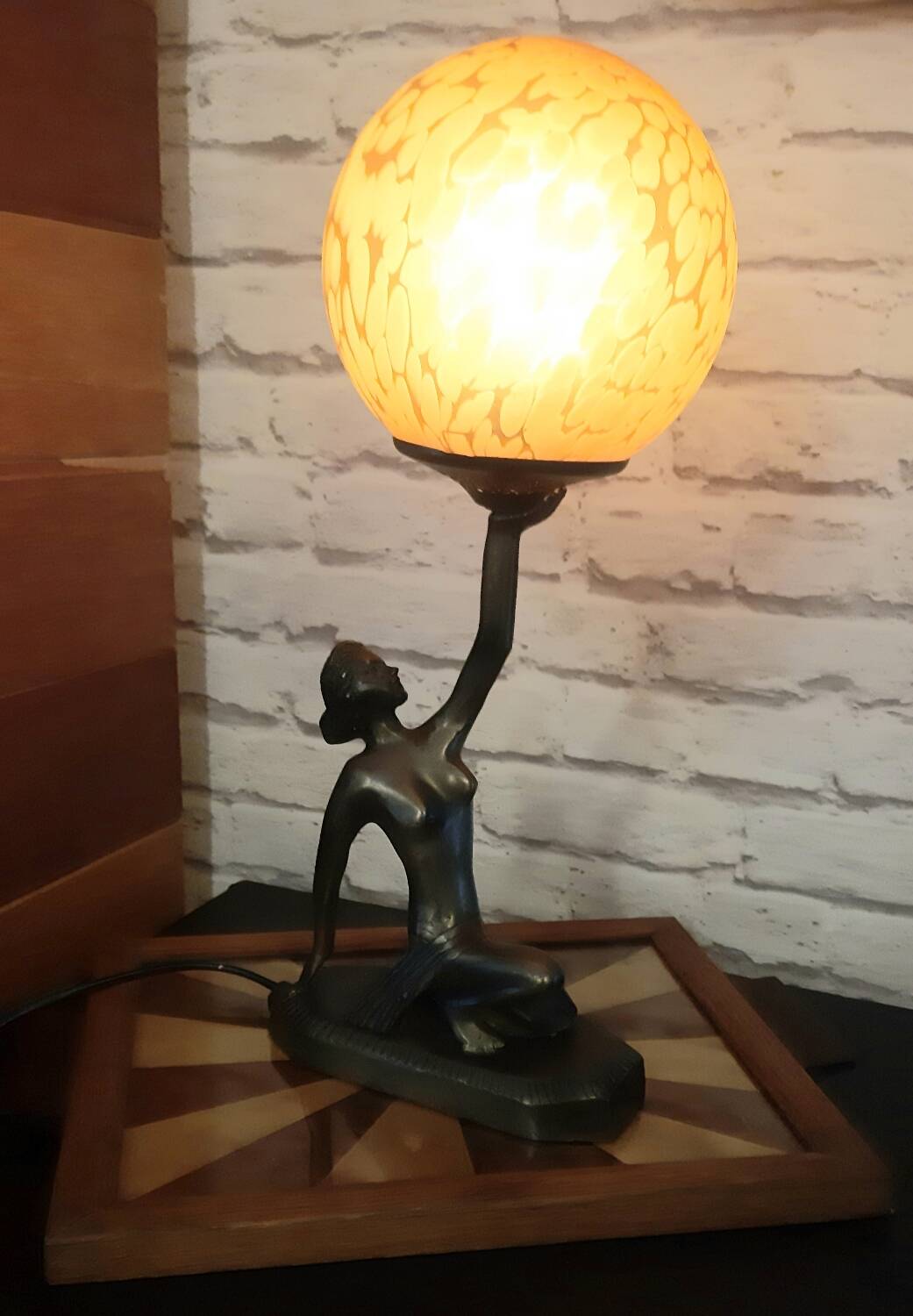 Art Deco Lamp - Globe Dancer