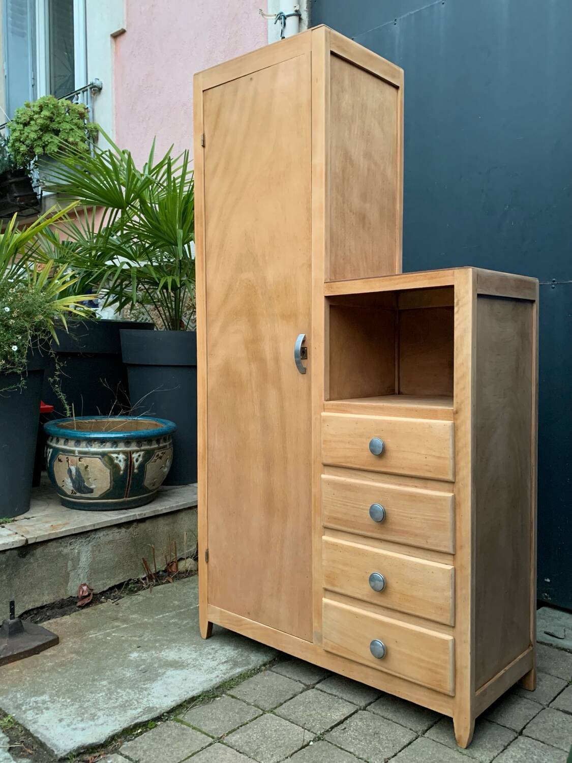 Armoire parisienne asymétrique bois brut 1950