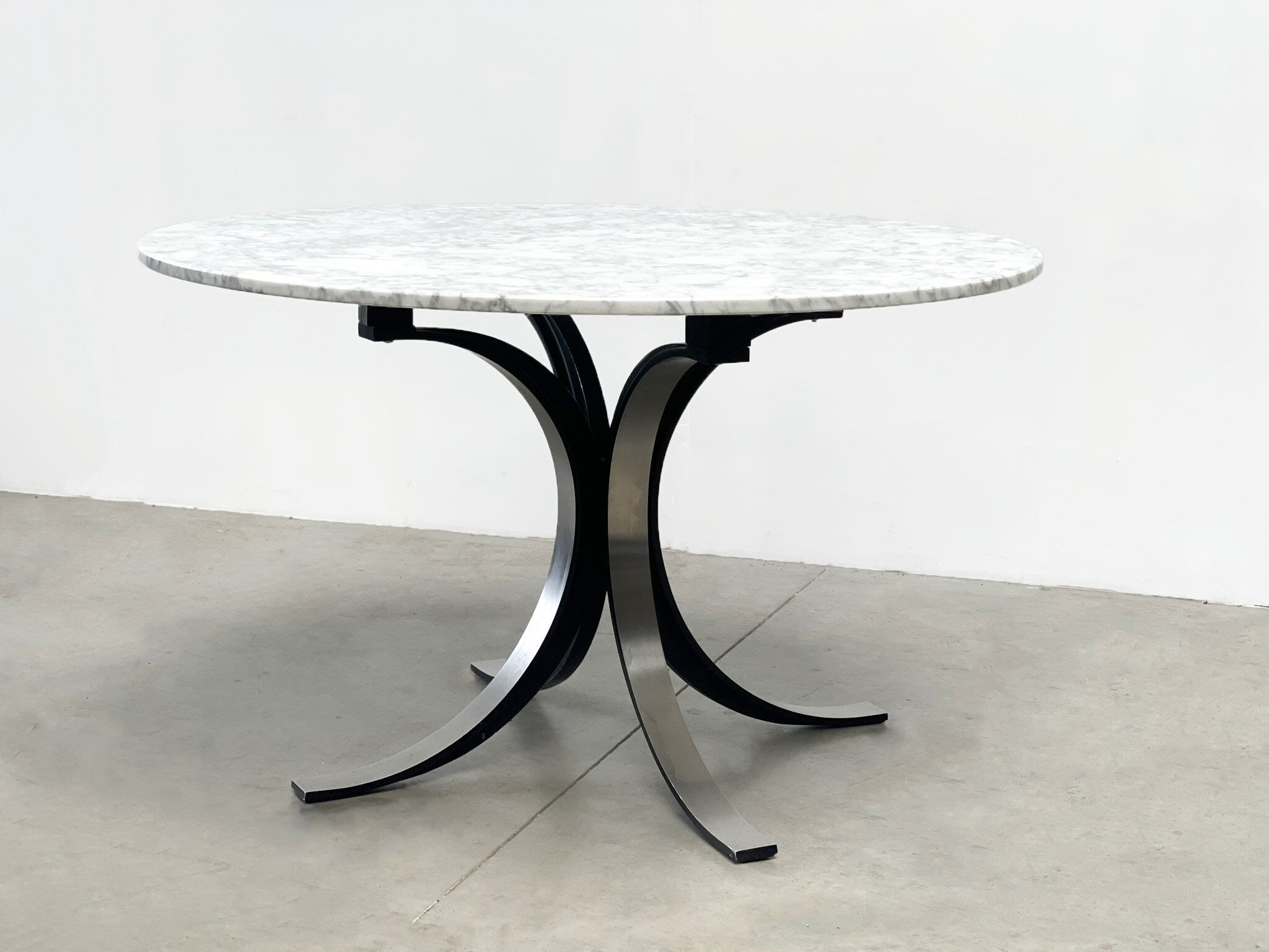 Vintage round marble dining table model T69 by Osvaldo Borsani for Tecno, 1970s