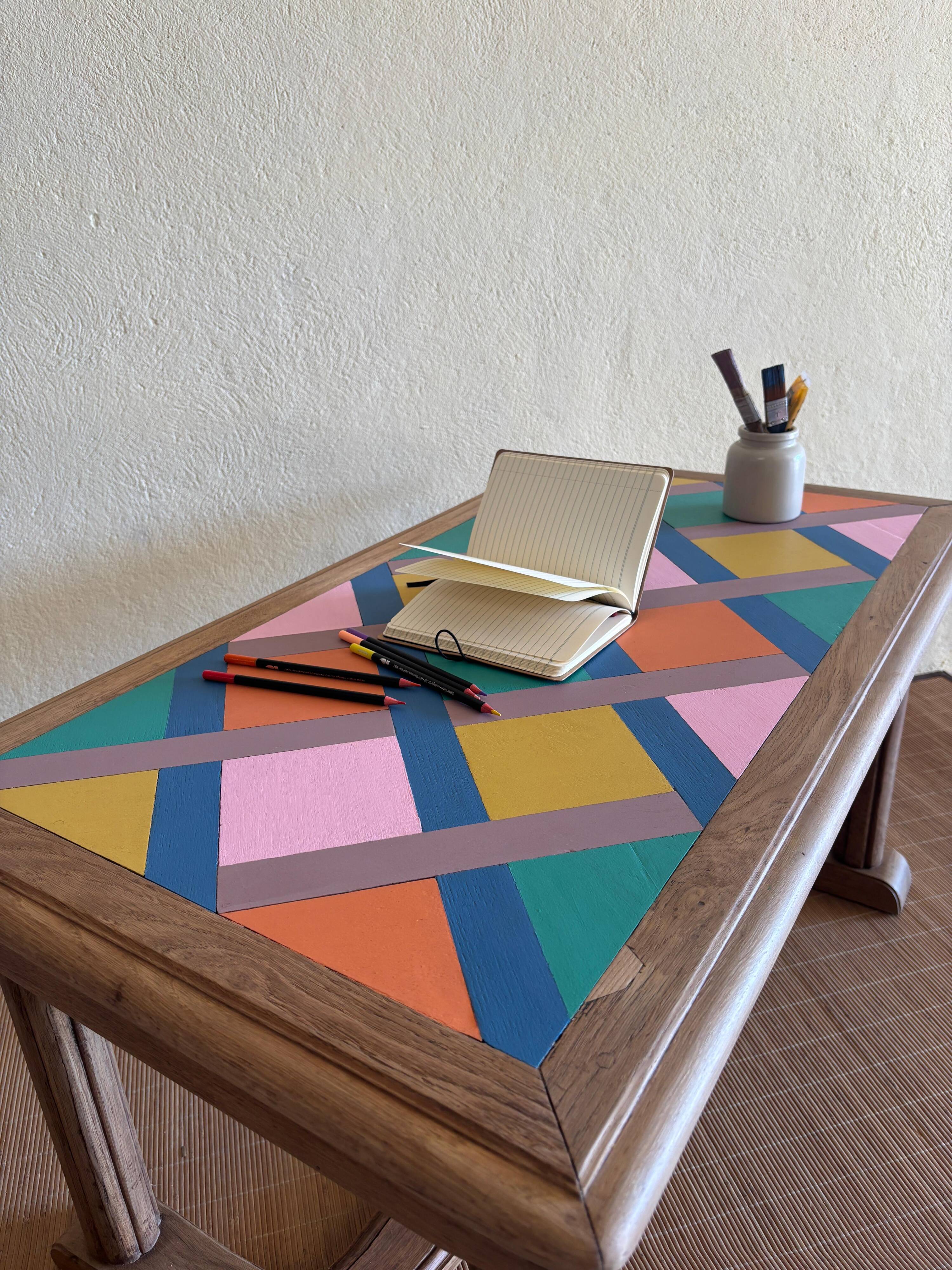 Table basse en bois revisitée - plateau géométrique coloré