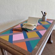 Table basse en bois revisitée - plateau géométrique coloré