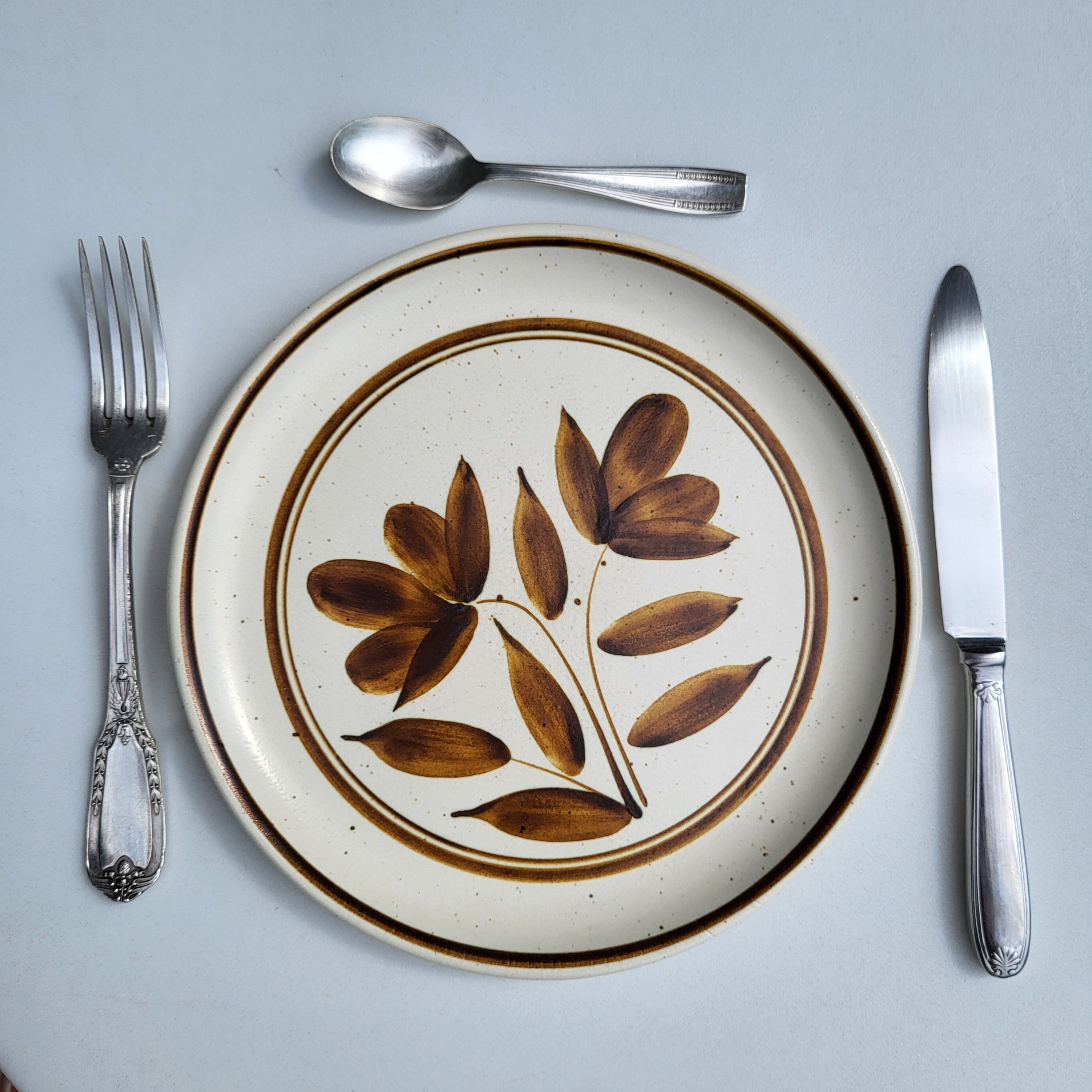 Duo d'assiettes en grès Longchamp marron à décor de fleurs
