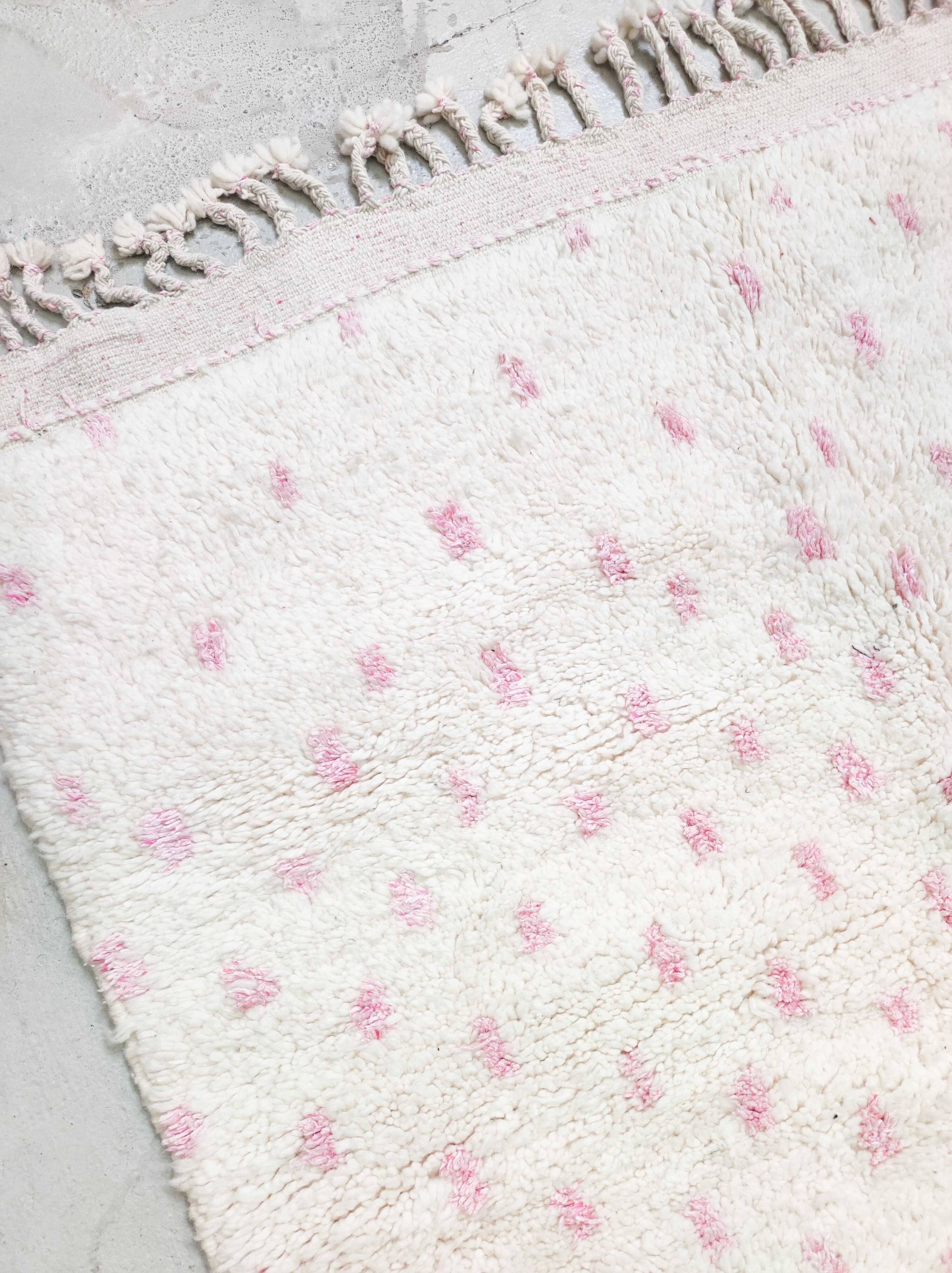Beni Ouarain Berber rug with pink polka dots