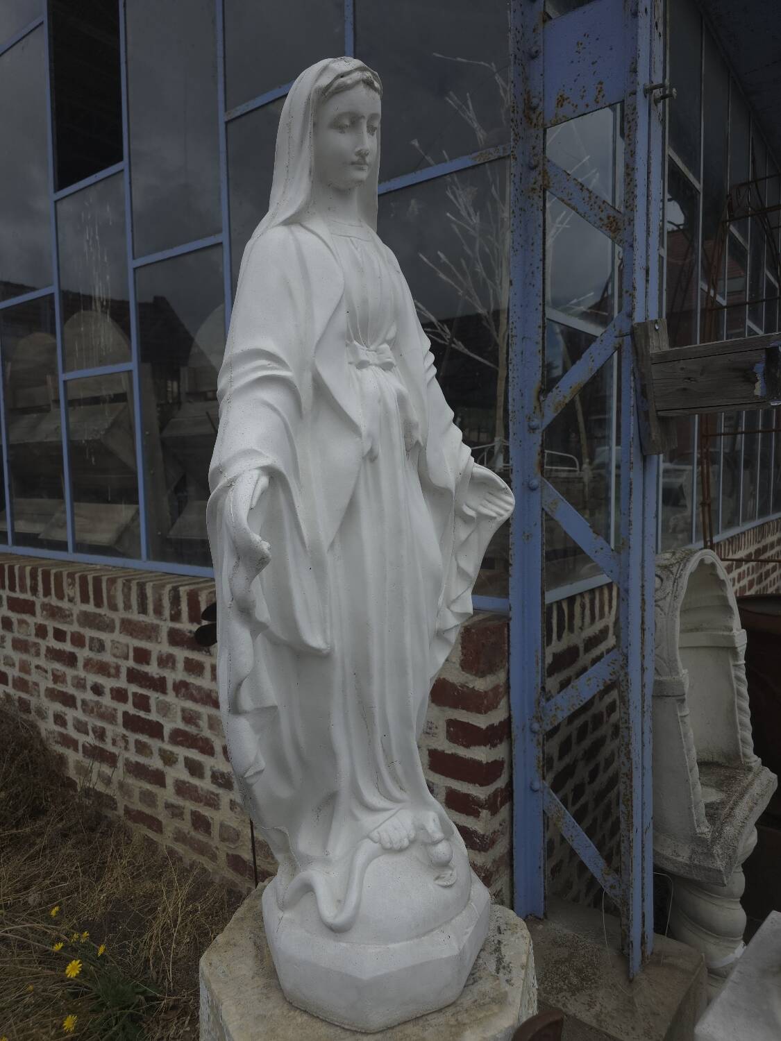 Statue de la Sainte Vierge en pierre