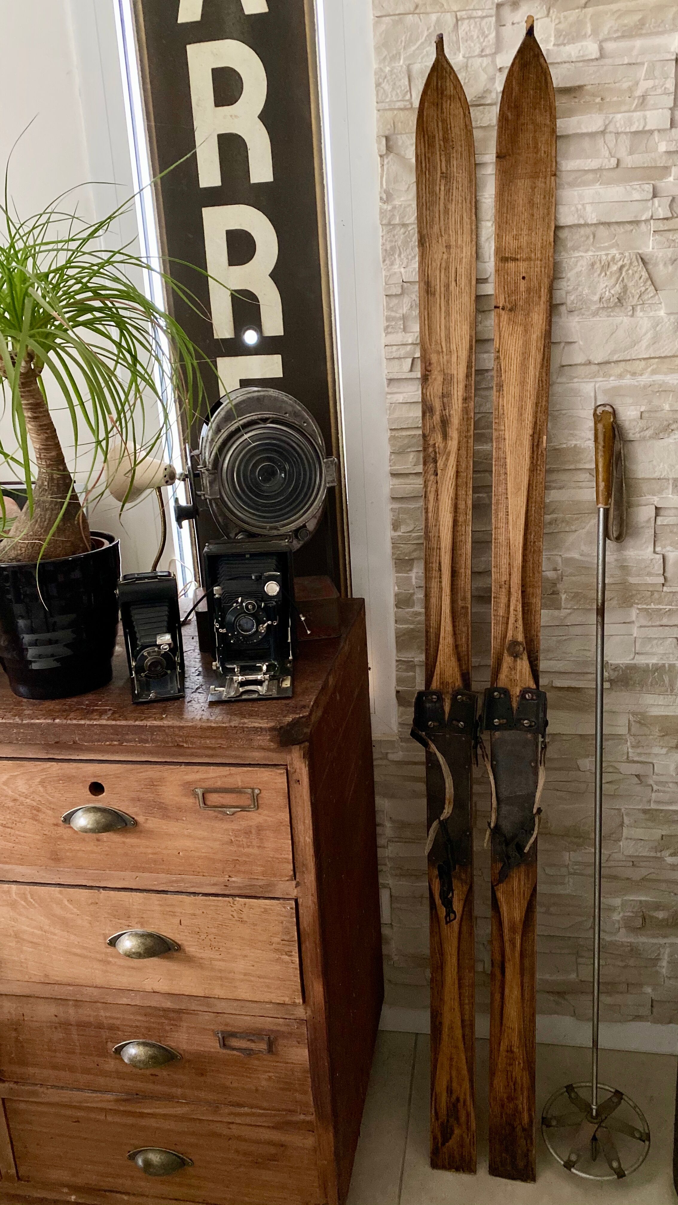 Paire de ski vintage en bois