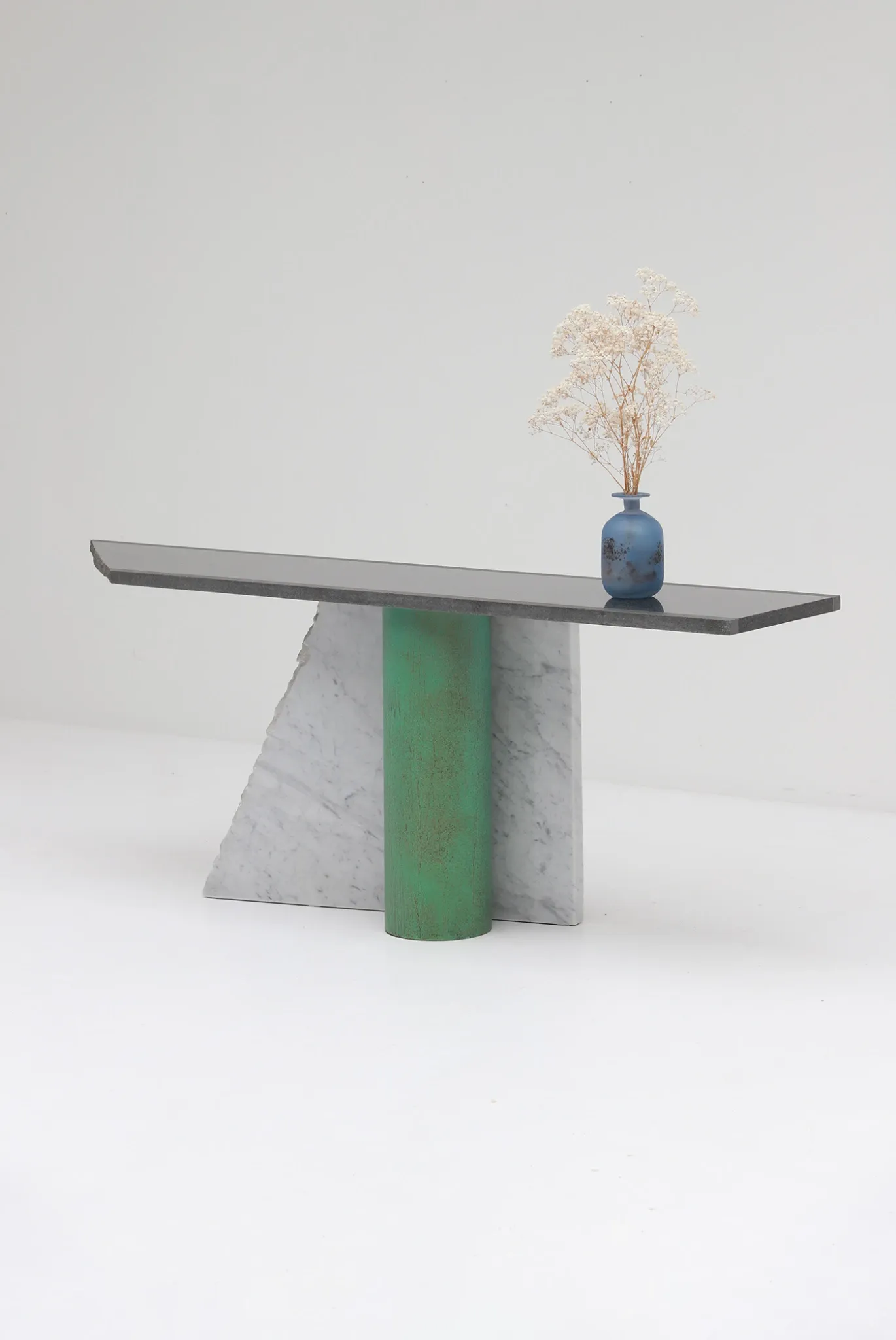 Lella et Massimo Vignelli — Console en ardoise et marbre “Ambiguità” 1983