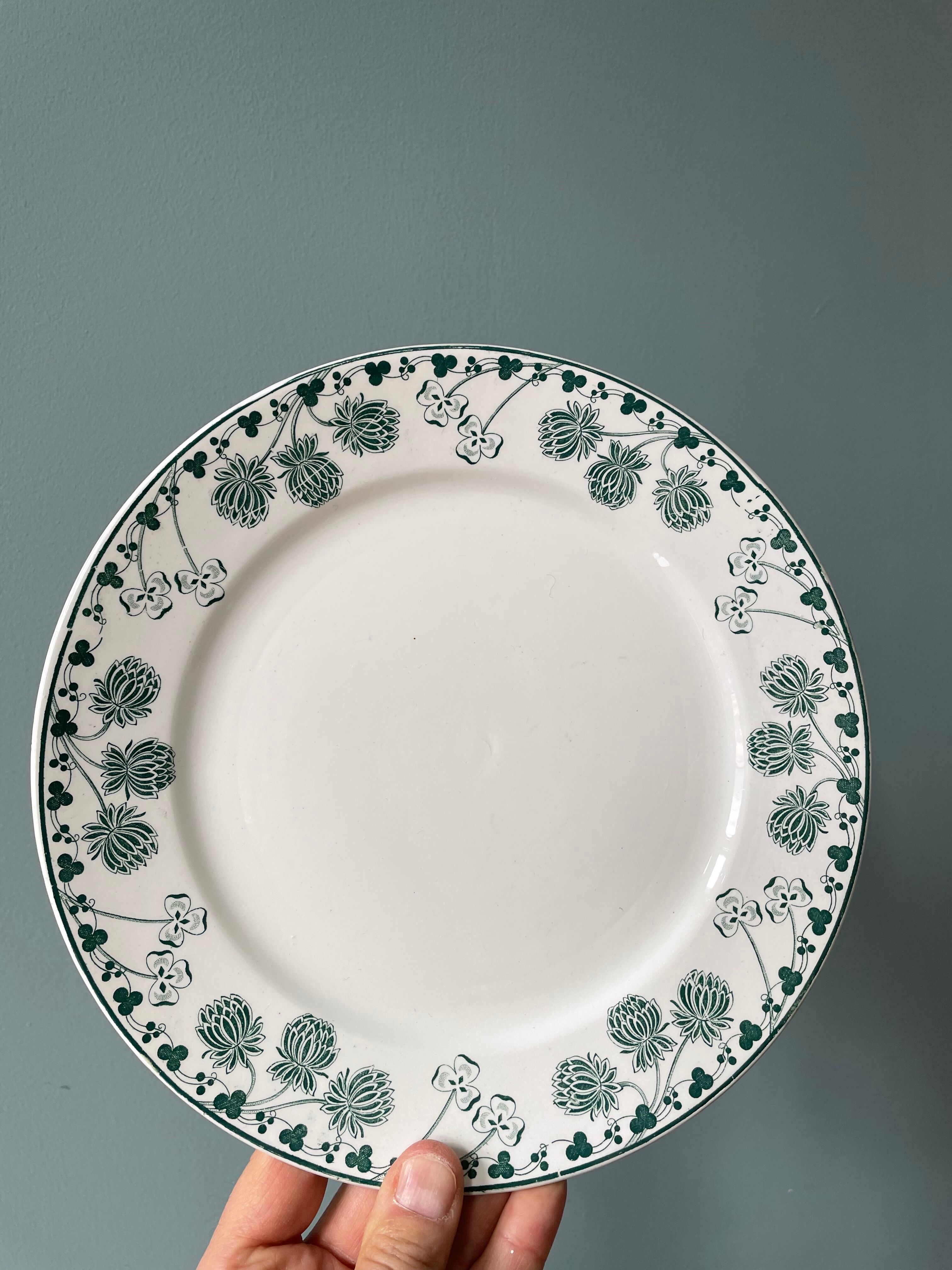 Set of 6 flat plates XIXth, Boch Frères Keramis, Trifolium model