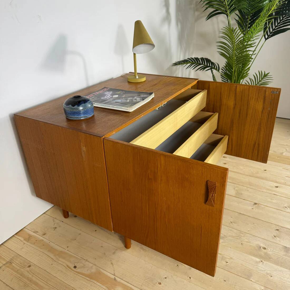 Buffet en teck de style mid-century avec tiroirs intérieurs
