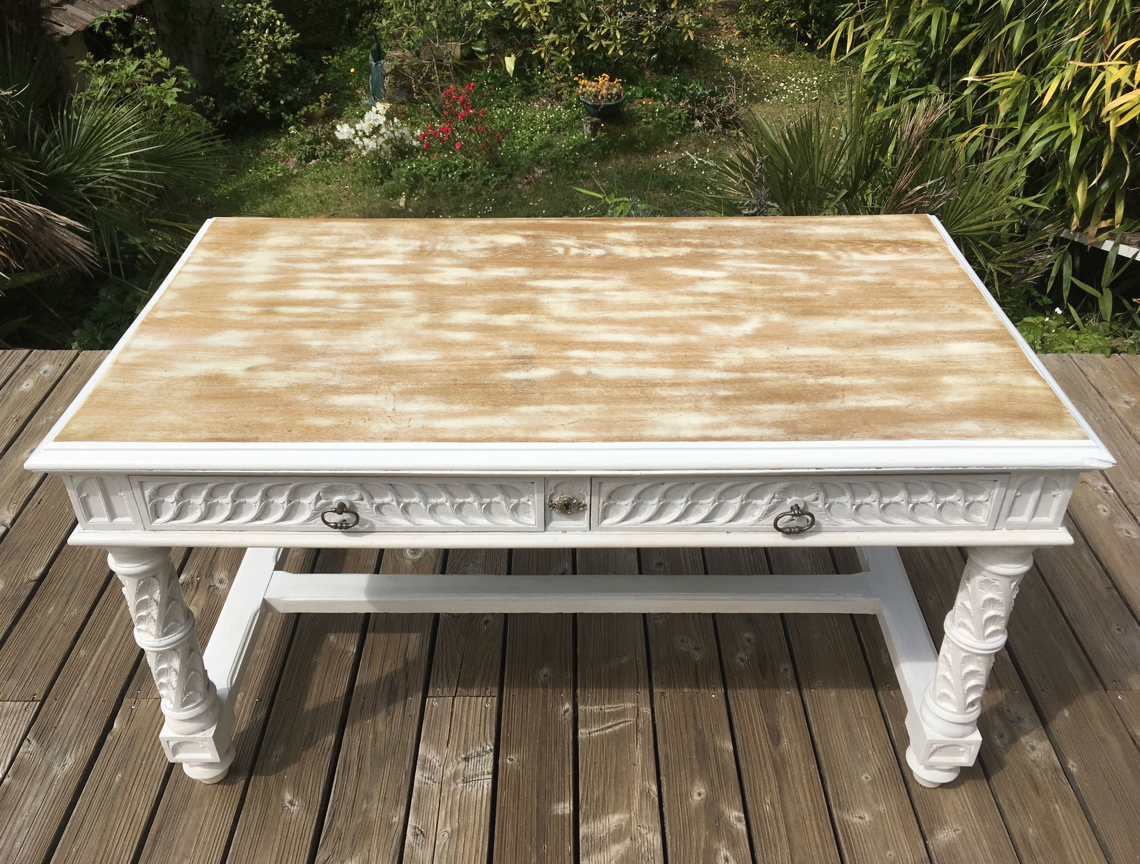 Bureau ancien en chêne sculpté et cérusé