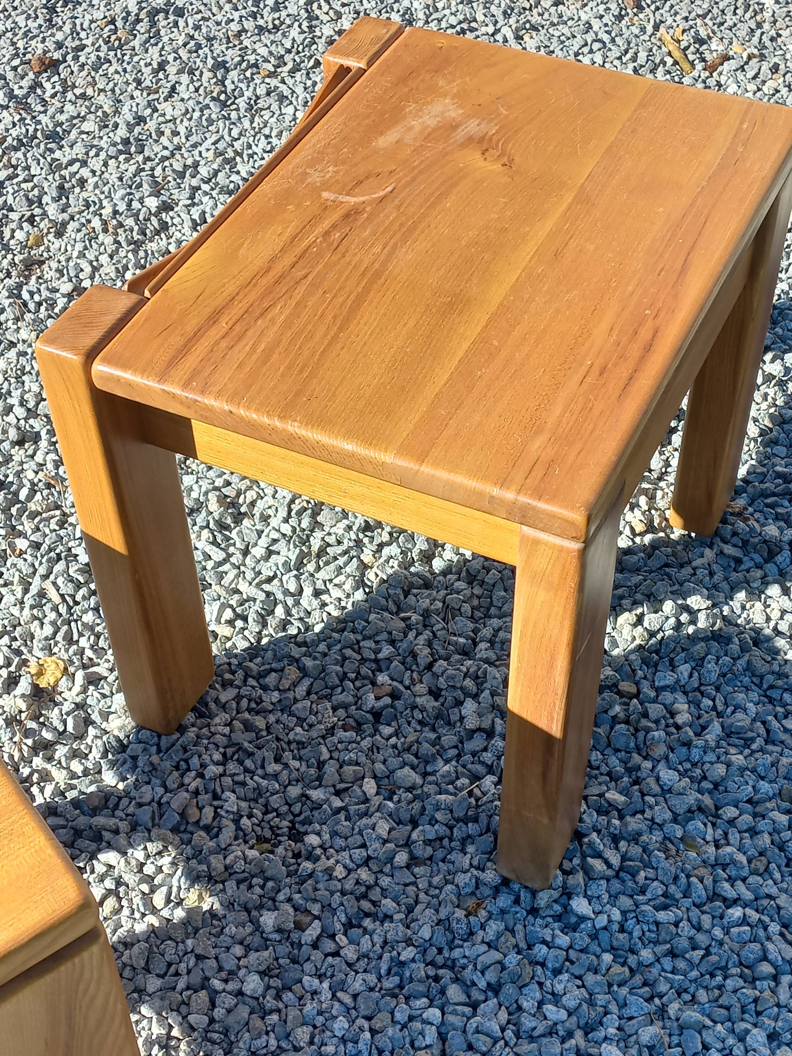 Paire de chevets en orme massif de la maison Regain