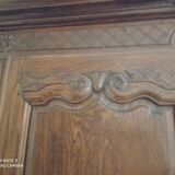 Armoire en chene sculptee