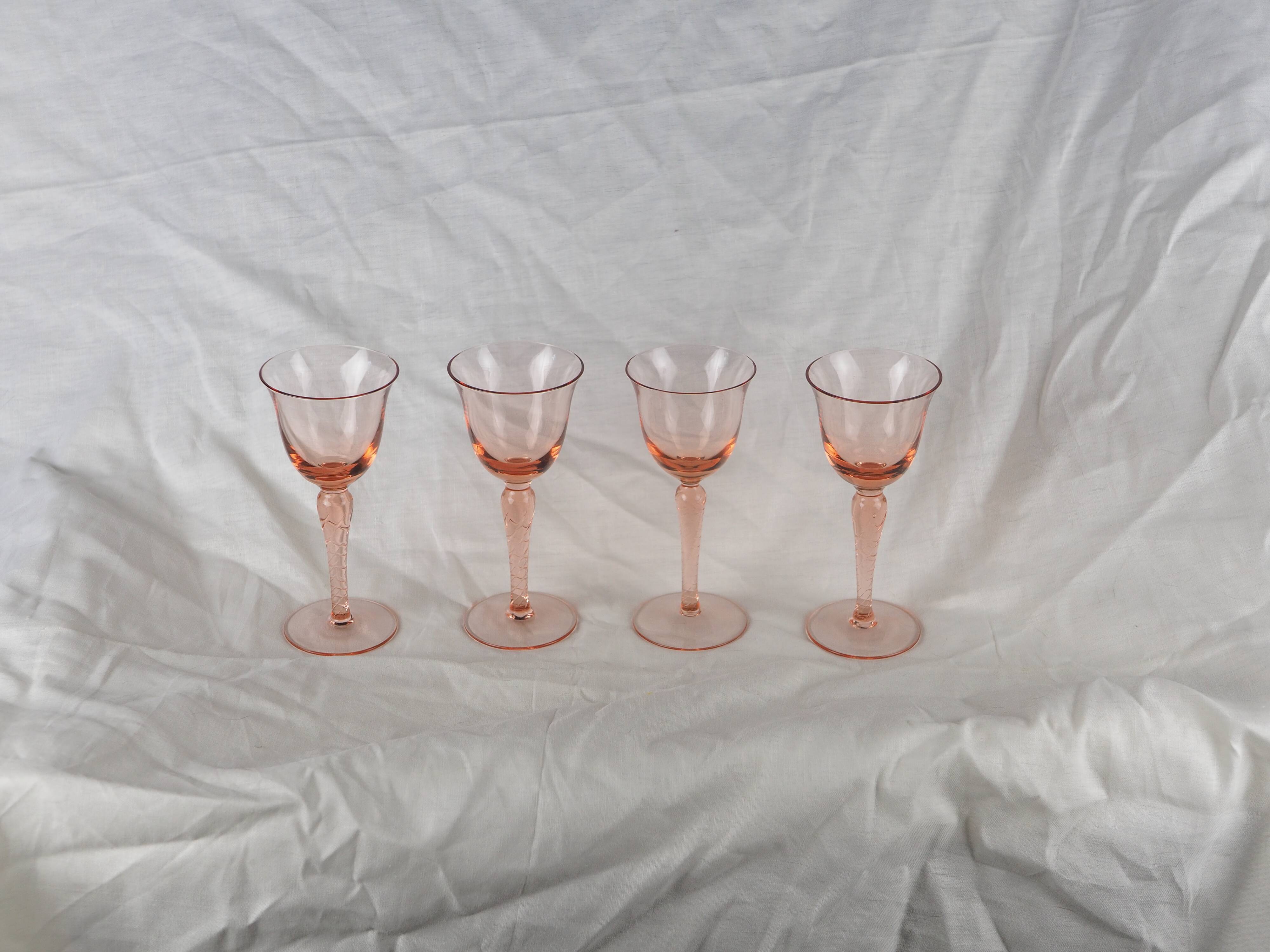 Set of 4 pink rosé glasses with twisted foot - 70s / 80s