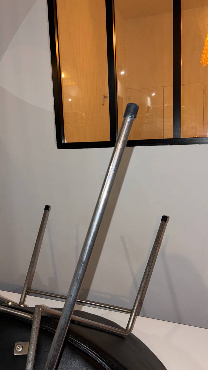 Fauteuil vintage design scandinave en cuir noir – style Arne Jacobsen