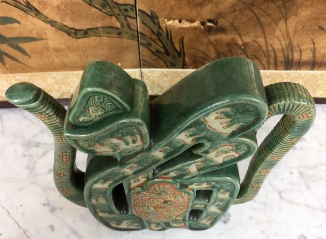 Alcohol vase, porcelain, Kangxi style, Green family, circa 1900