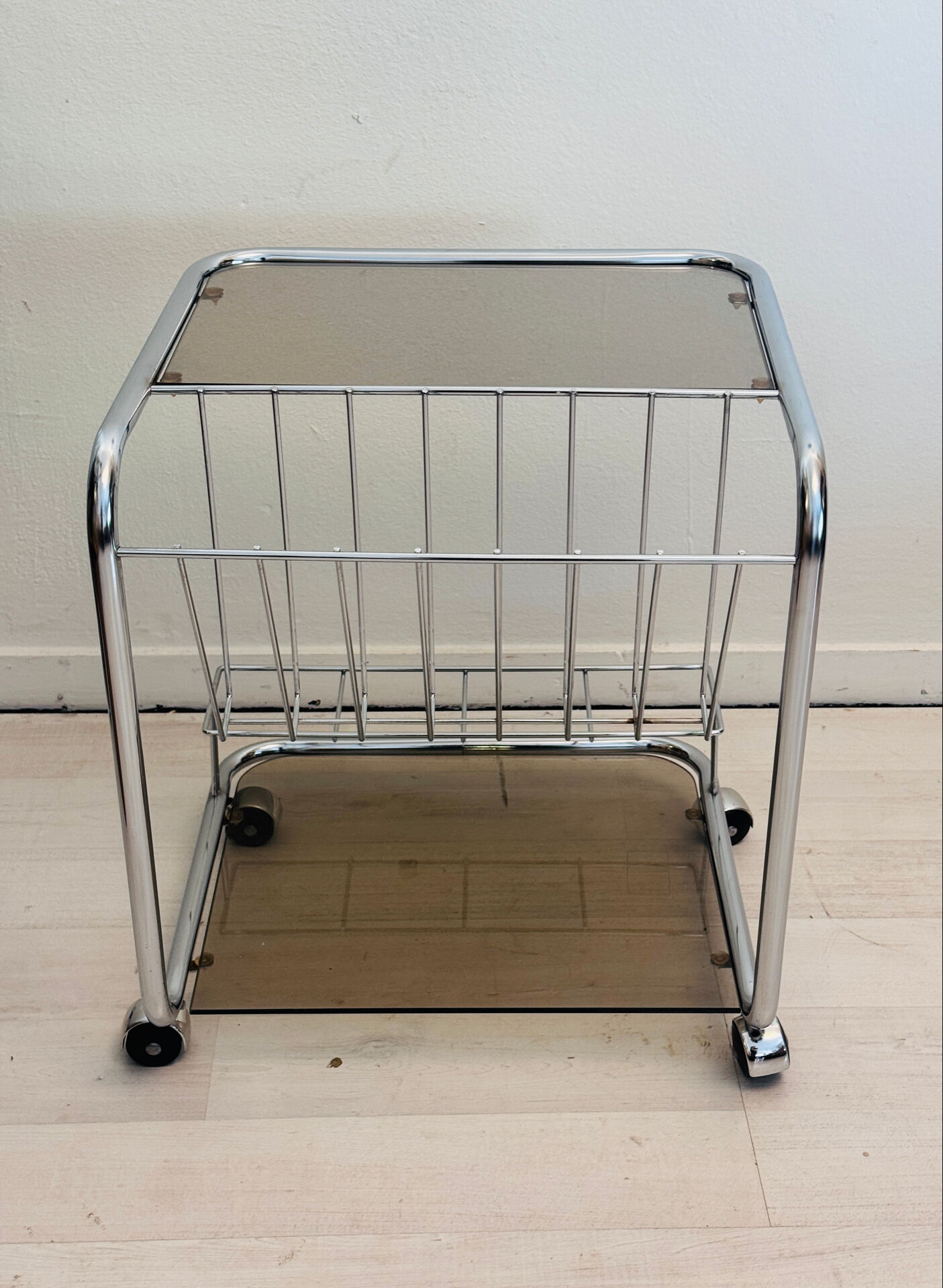 Chariot de bar vintage en cadre de tube chromé avec verre fumé des années 70