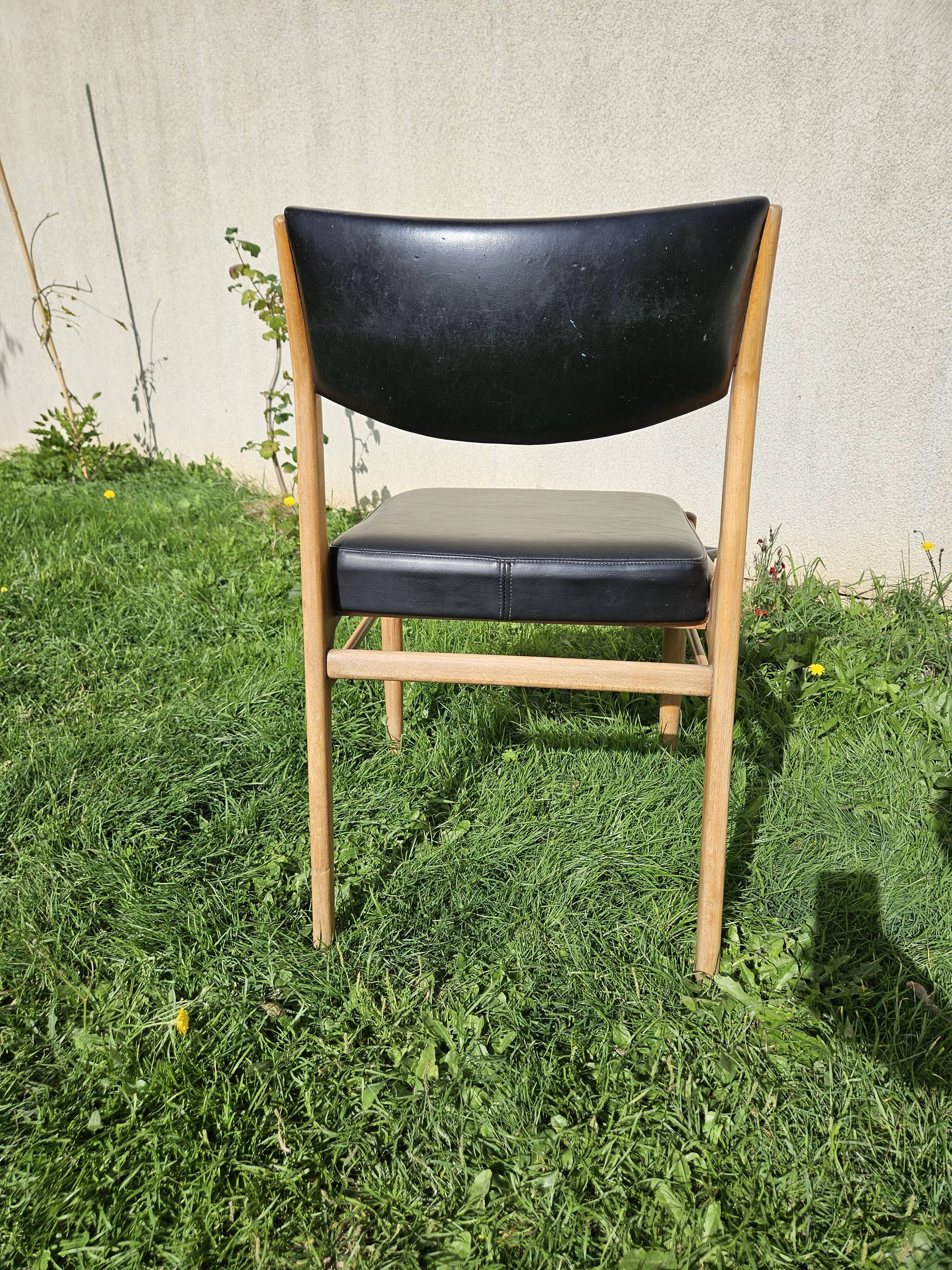 Chaise scandinave assise et dossier similicuir