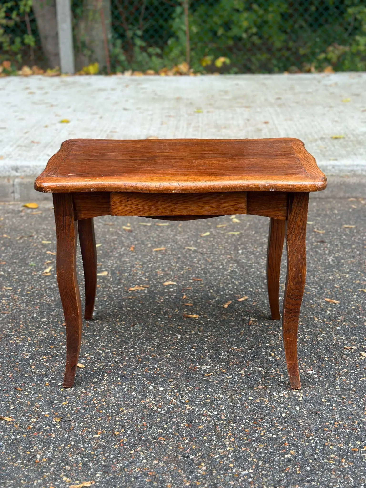 Table basse table d'appoint bout de canapé en chêne style Louis XV 1950