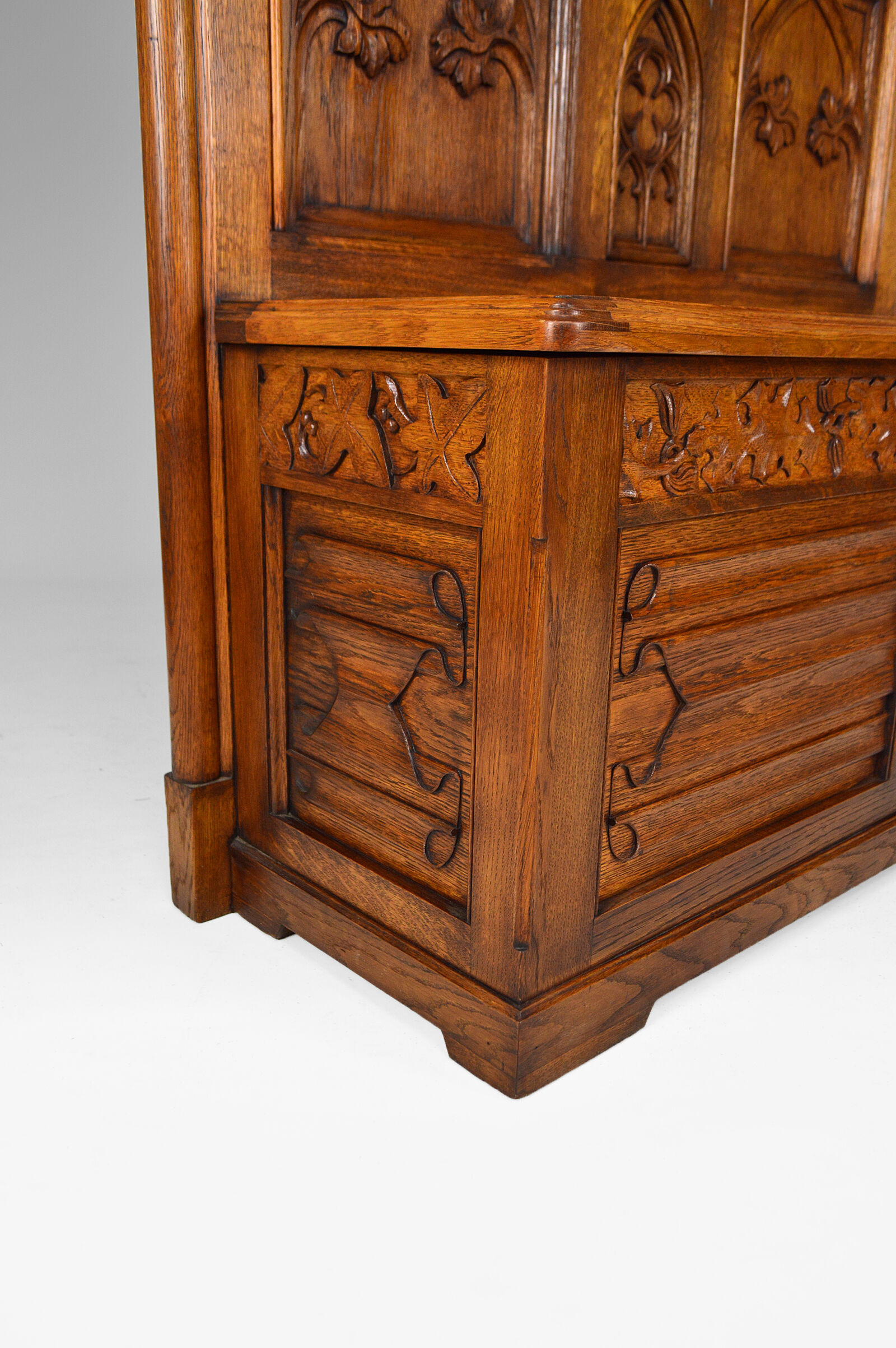 Banc coffre Gothique d'église en chêne sculpté, vers 1880