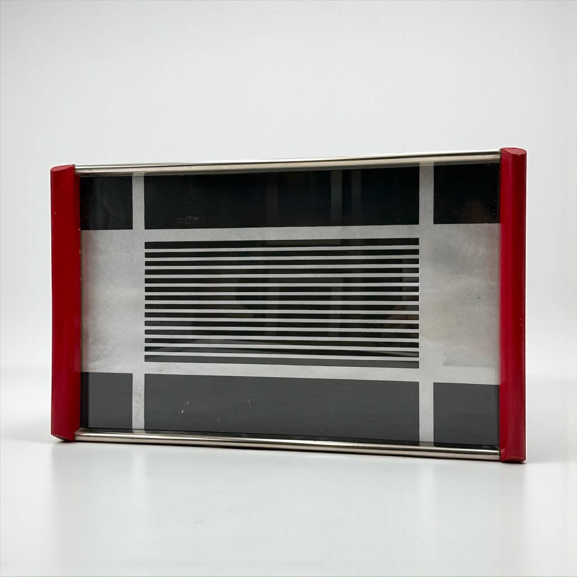 Plateau Space Age européen des années 70 à graphisme moderniste