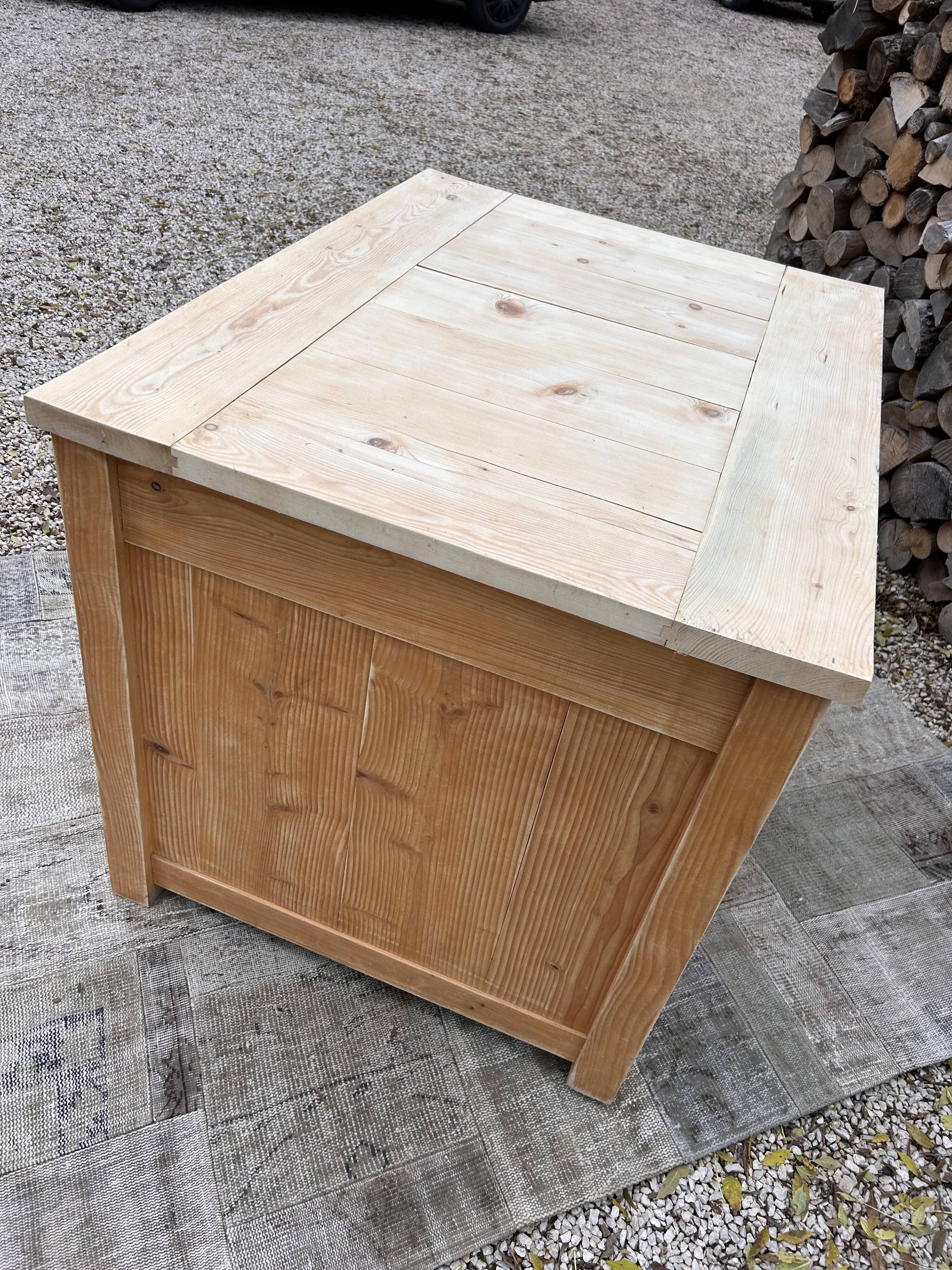 Central island / Saucepan storage unit