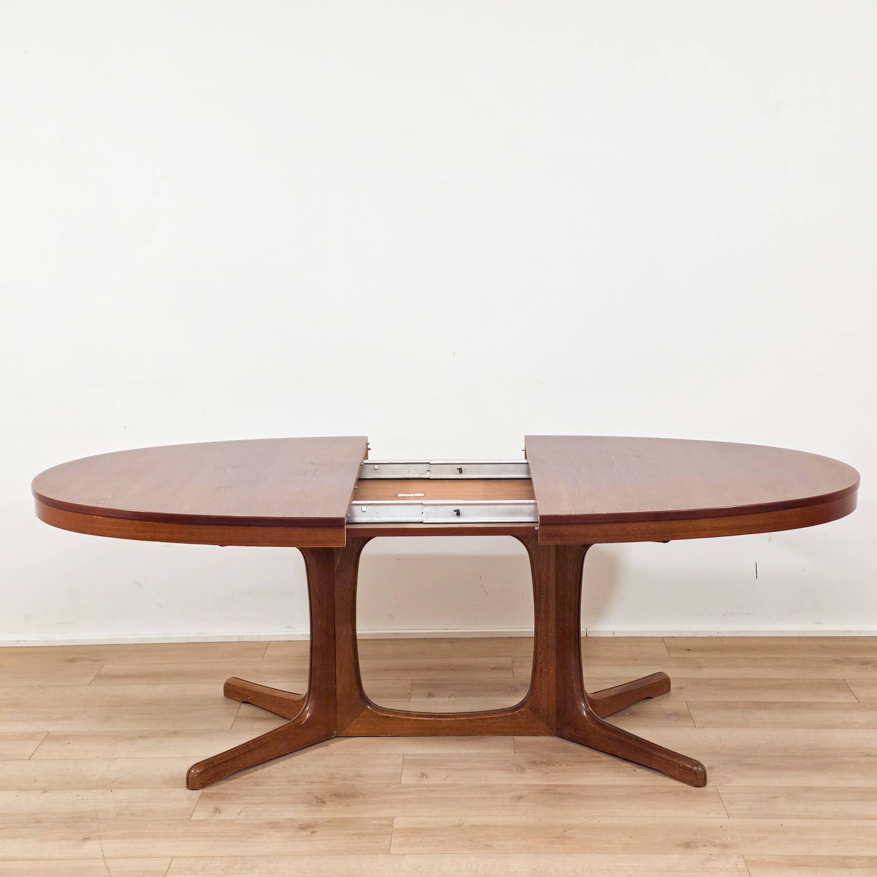 Oval dining table Baumann in teak from the 1970s.