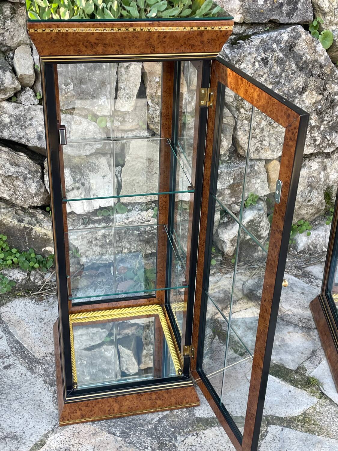 Pair of display cases in magnifying glass and black & gold lacquer, 20th century period