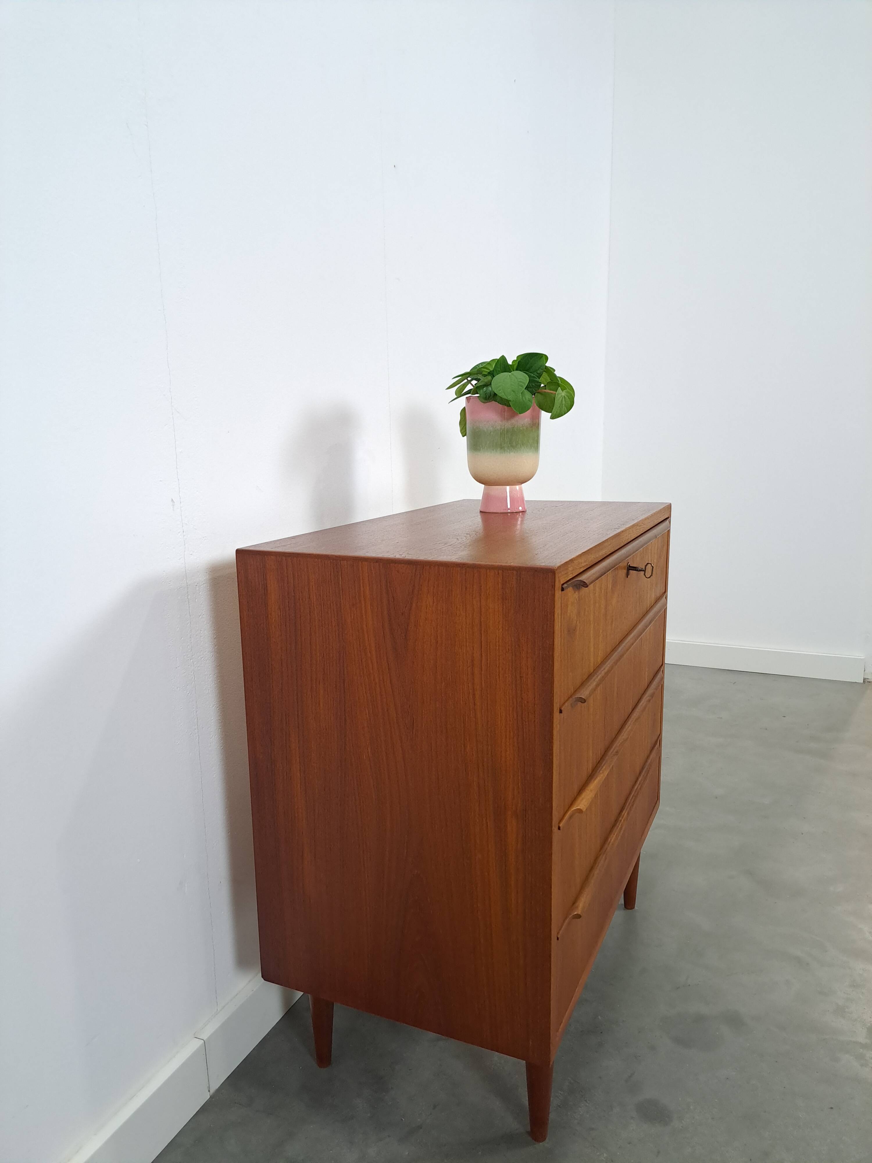 Teak Deense ladekast met 4 lades vintage