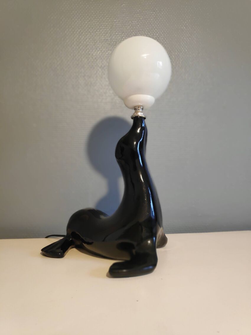 Lampe otarie en céramique noire et globe opaline blanche | Selency