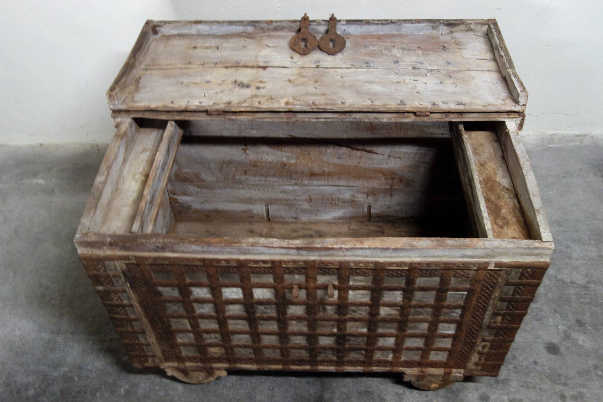Antique coffre de mariage bois et fer, Inde, XIXème