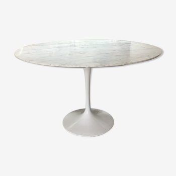 Round dining table with tulip and marble tray