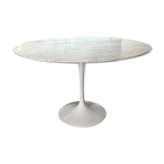 Round dining table with tulip and marble tray