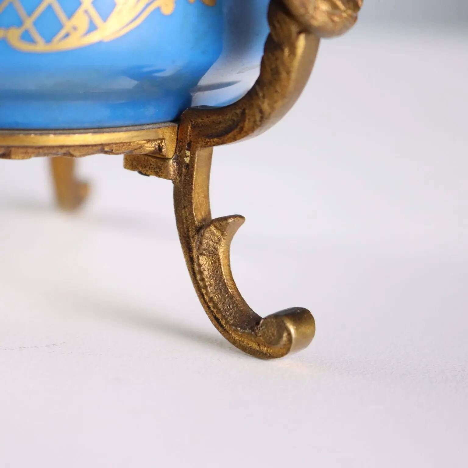 Antique coupe in Sèvres porcelain, Man., France, early 20th century.