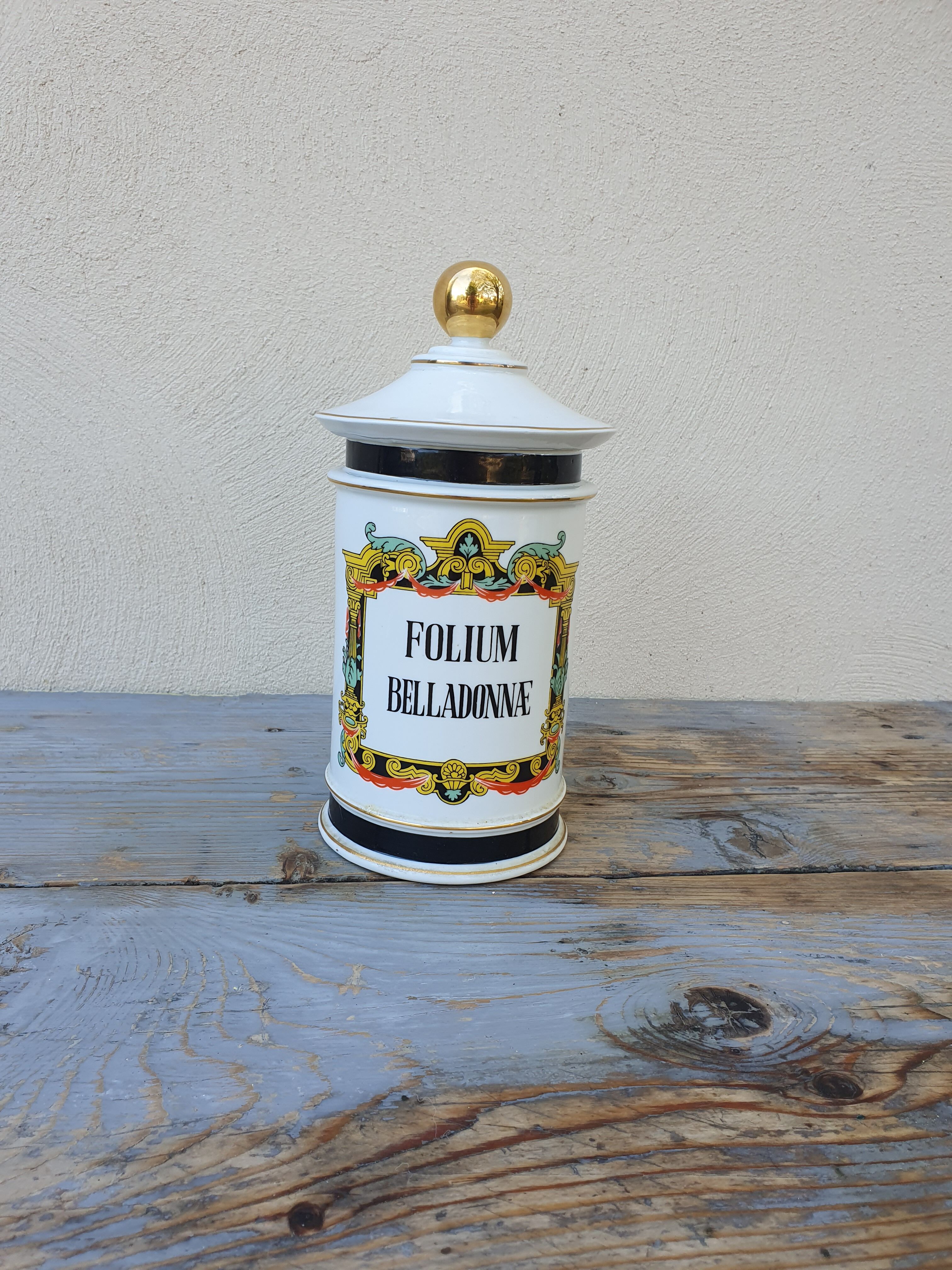 Important pharmacy jar Folium Belladonnae